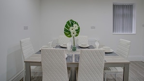 Appartement (2 Bedrooms) | Cuisine privée | Cafetière/bouilloire, réfrigérateur, micro-ondes, four