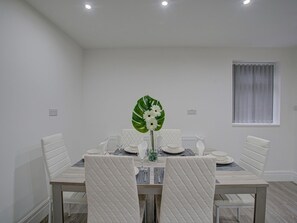 Departamento (2 Bedrooms) | Cocina privada | Refrigerador, microondas, horno y lavavajillas 