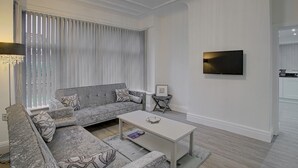 Appartement (2 Bedrooms) | Salle de séjour | Télévision de 40 pouces avec chaînes numériques, Netflix