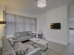 Departamento (2 Bedrooms) | Sala de estar | Televisión de 40 pulgadas con canales digitales y Netflix 