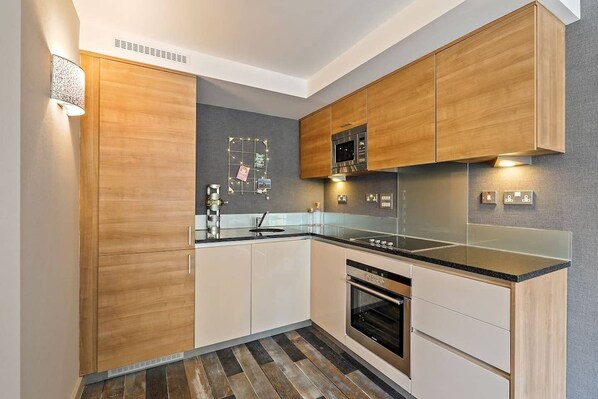 Microwave, oven, pemanggang roti, dan peralatan masak/sendok-piring