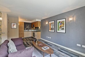 تلفزيون بشاشة مسطحة