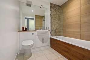 Bathtub, pengering rambut, handuk, dan sabun