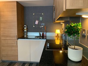 Microwave, oven, pemanggang roti, dan peralatan masak/sendok-piring