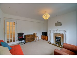 公寓 (1 Bedroom) | 客厅 | 40-英寸智能电视 (配备数码频道)、电视