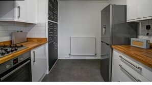 Căn hộ (1 Bedroom) | Bếp riêng | Tủ lạnh, lò vi sóng, lò nướng, bếp nấu 