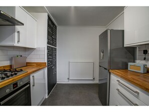 Apartment (1 Bedroom) | Private kitchen | Full-size fridge, microwave, oven, stovetop - 1BR Apt Sleeps 4! Minutes From Central Manchester (Salford)