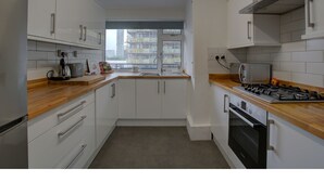 Căn hộ (1 Bedroom) | Bếp riêng | Tủ lạnh, lò vi sóng, lò nướng, bếp nấu 