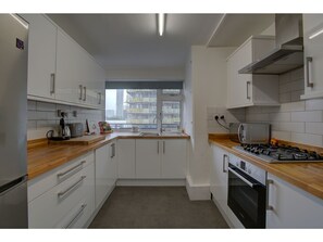 Apartment (1 Bedroom) | Private kitchen | Full-size fridge, microwave, oven, stovetop - 1BR Apt Sleeps 4! Minutes From Central Manchester (Salford)