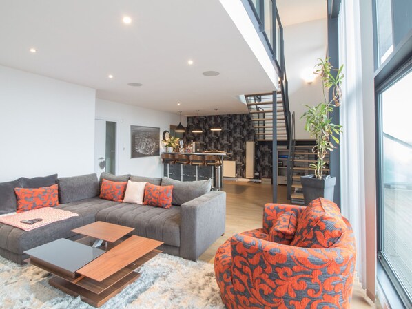 Lounge - Stunning 3 BR Penthouse Apartment, River View (Glasgow)