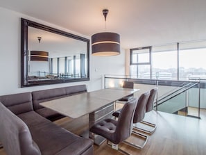 Lägenhet (3 Bedrooms) | Vardagsrum | 40-tums tv med satellitkanaler