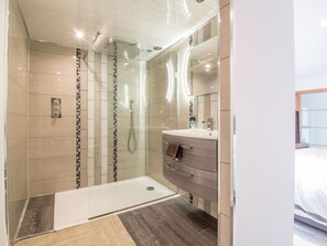 Apartment (3 Bedrooms) | Bathroom