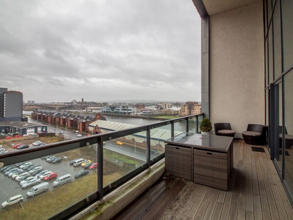 Apartment (3 Bedrooms) | Balcony