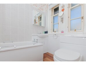Appartement (1 Bedroom) | Salle de bain | Ensemble douche/baignoire, serviettes fournies