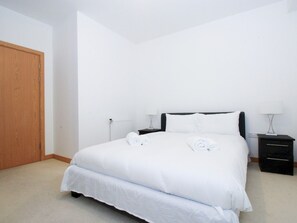 Apartment (1 Bedroom) | 1 bedroom, desk, iron/ironing board, WiFi - 2 Bed Modern Riverside Apartment in Greenwich (London)
