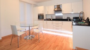 Apartment (1 Bedroom) | Eigene Küche | Ofen, Geschirrspüler, Kochgeschirr/Geschirr/Besteck