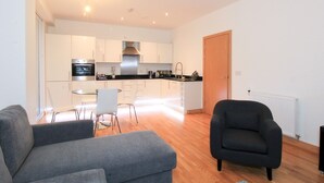 Apartment (1 Bedroom) | Wohnzimmer