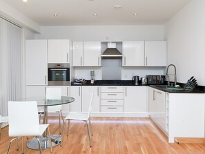 Apartment (1 Bedroom) | Private kitchen | Oven, dishwasher, cookware/dishes/utensils