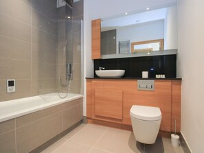 Apartment (1 Bedroom) | Bathroom | Bathtub, towels