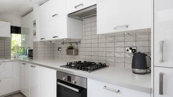 House (3 Bedrooms) | Private kitchen | Oven, dishwasher, cookware/dishes/utensils