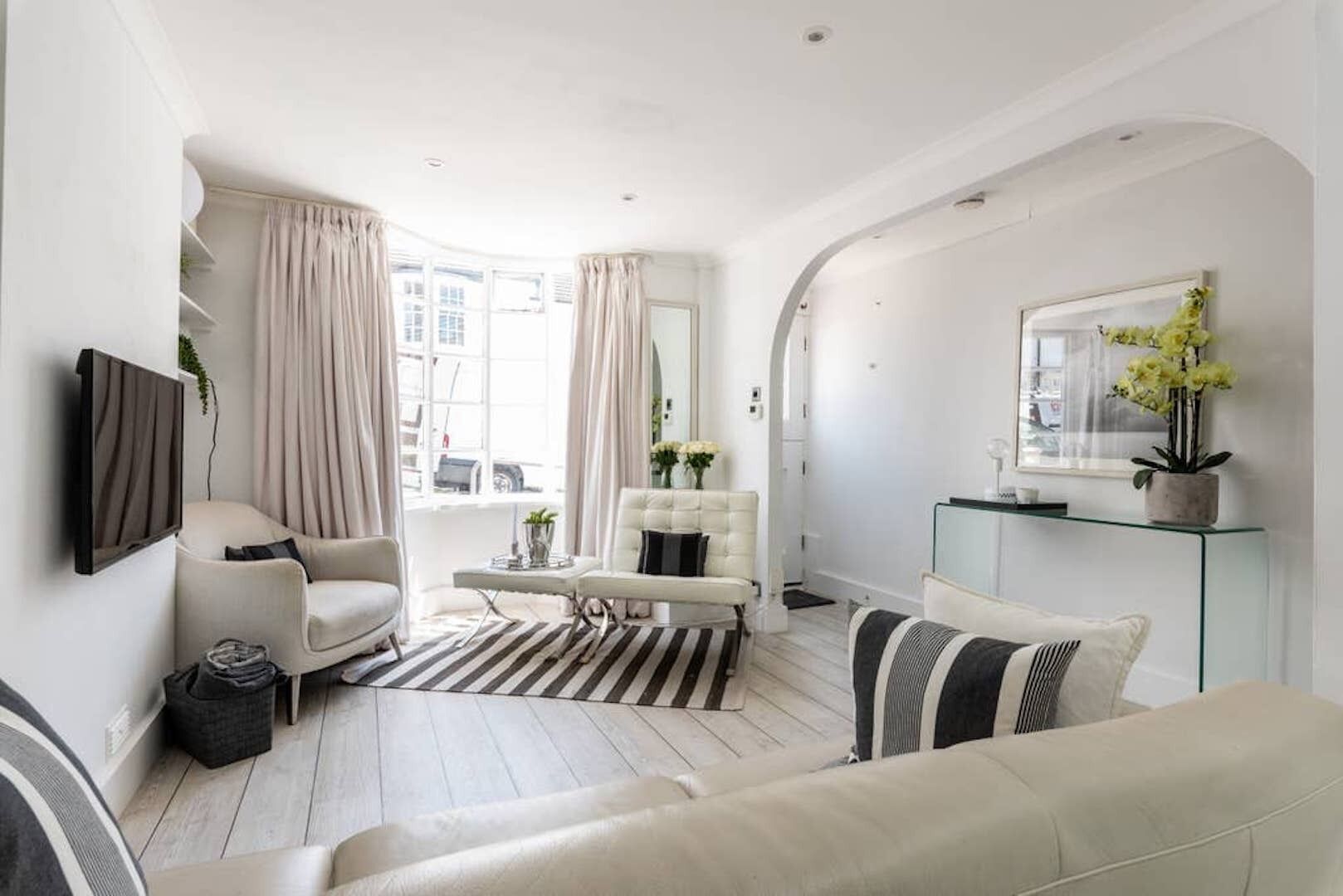 Nhà (3 Bedrooms) | Phòng khách | Smart TV 40-inch có truyền hình kỹ thuật số, TV 