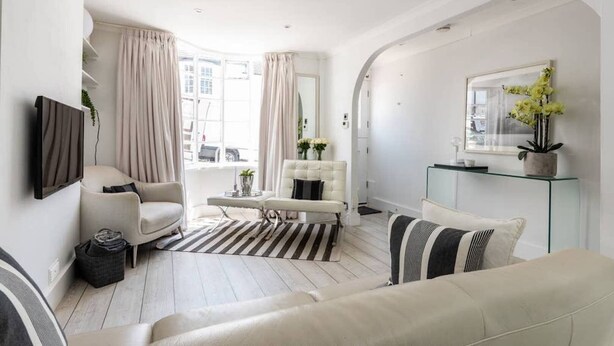 House (3 Bedrooms) | Living room - Central Town House With Garden 2 Mins From Beach! (Brighton)