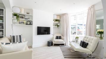 House (3 Bedrooms) | Living room | 40-inch Smart TV with digital channels, TV