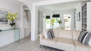 House (3 Bedrooms) | Living room - Central Town House With Garden 2 Mins From Beach! (Brighton)