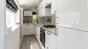 House (3 Bedrooms) | Private kitchen - Central Town House With Garden 2 Mins From Beach! (Brighton)