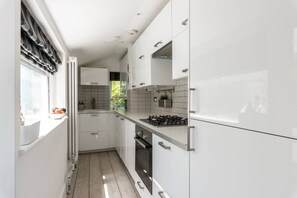 Nhà (3 Bedrooms) | Bếp riêng | Lò nướng, máy rửa bát, dụng cụ nấu nướng/bát dĩa/dao nĩa