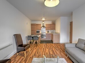 Apartment (2 Bedrooms) | Living room - Stunning 2BR Apt West Didsbury South Manchester! (Manchester)
