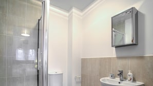 Apartment (2 Bedrooms) | Bathroom - Stunning 2BR Apt West Didsbury South Manchester! (Manchester)