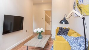 40-inch TV with satellite channels - Stunning 2BR New Build in Heart of Stoke Newington (London)