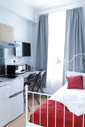 Apartment (0 Bedroom) | Iron/ironing board, free WiFi, bed sheets - Modern Studio in the Heart of Acton (London)