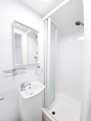 Apartment (0 Bedroom) | Bathroom | Shower, hair dryer, towels, toilet paper - Modern Studio in the Heart of Acton (London)