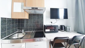 Apartment (0 Bedroom) | Private kitchen