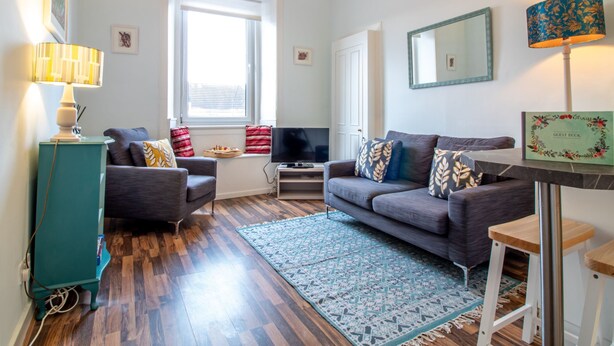 Apartment (1 Bedroom) | Living room - Modern 1BR Apartment With Great Access to Centre (Edinburgh)
