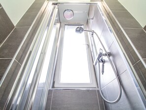 Apartment (1 Bedroom) | Badezimmer | Dusche, Handtücher