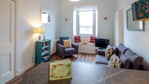 Living room - Modern 1BR Apartment With Great Access to Centre (Edinburgh)