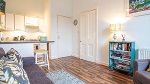 Apartment (1 Bedroom) | Living room - Modern 1BR Apartment With Great Access to Centre (Edinburgh)