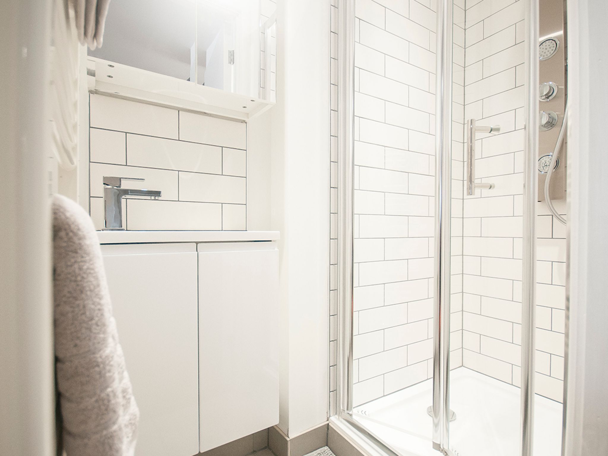 Apartment (2 Bedrooms) | Bathroom | Shower, towels