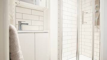 Apartment (2 Bedrooms) | Bathroom | Shower, towels