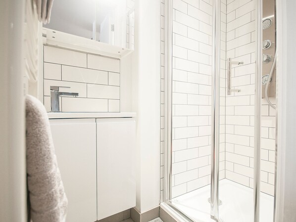 Departamento (2 Bedrooms) | Baño | Regadera y toallas 