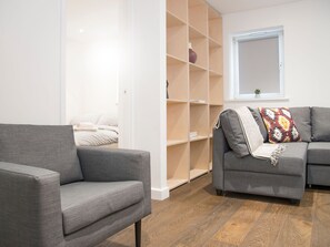 Apartamento (2 Bedrooms) | Sala de estar | TV 40 polegadas com canais via satélite
