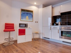 Apartment (0 Bedroom) | Private kitchen | Fridge, microwave, oven, toaster