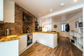 House (1 Bedroom) | Private kitchen | Fridge, cookware/dishes/utensils - Modern & Stylish Garden Home in Islington (London)