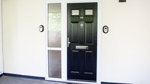 A black door with the number 68, a glass panel, and a metal handle. - 2BD Apartment, 500m From Windsor Castle, Parking (Windsor)
