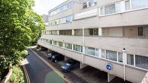 A multi-story parking garage with cars parked on the ground floor. - 2BD Apartment, 500m From Windsor Castle, Parking (Windsor)