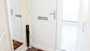 A hallway with two white doors, one with a mail slot and the other with a mail slot and a handle. - 2BD Apartment, 500m From Windsor Castle, Parking (Windsor)