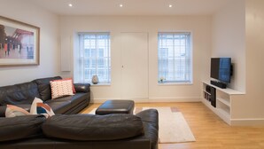 Apartamento (2 Bedrooms) | Sala de estar | Smart TV de 40 pulgadas con canales digitales, una televisión